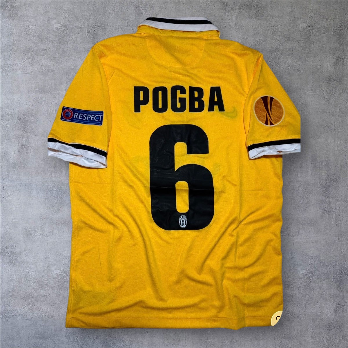 Camisola A minha loja Juventus 2013/14 amarela com nome Pogba e número 6, detalhes da Liga Europa nas mangas.
