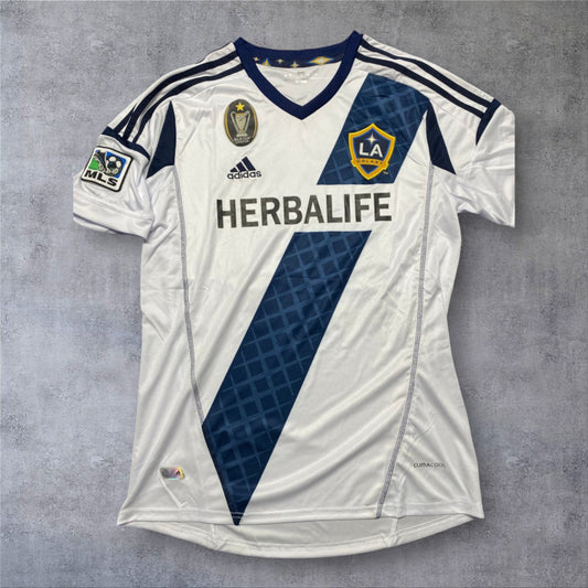 Camisola A minha loja LA Galaxy 2012 branca e azul com detalhes do MLS Cup e patrocinador Herbalife