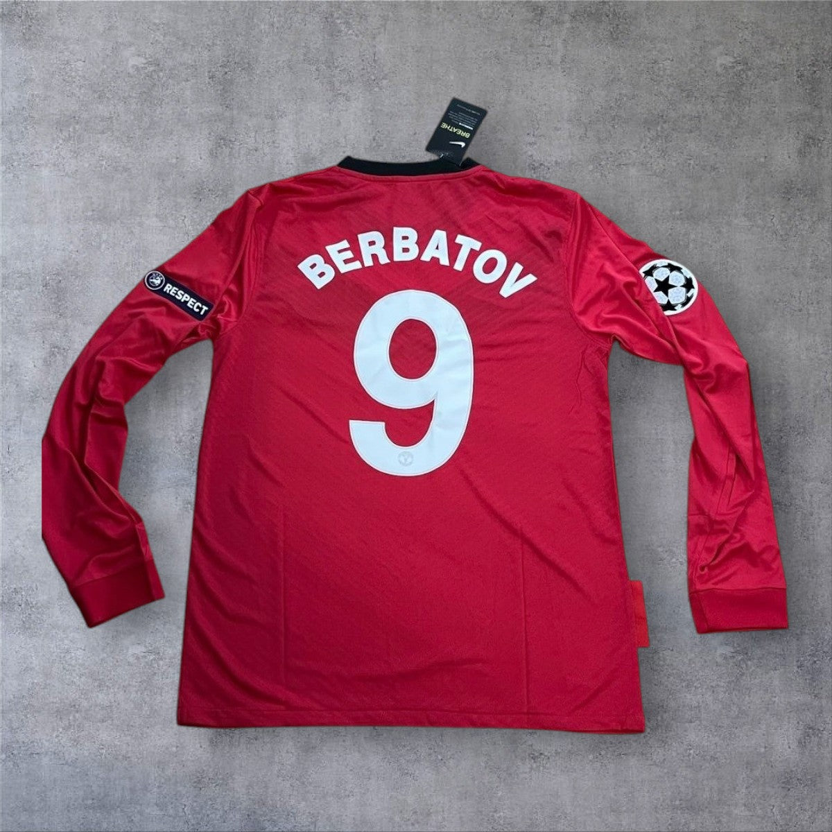 A minha loja camisola de futebol vermelha de manga comprida do Manchester United 2009/10 com o nome Berbatov e o número 9.