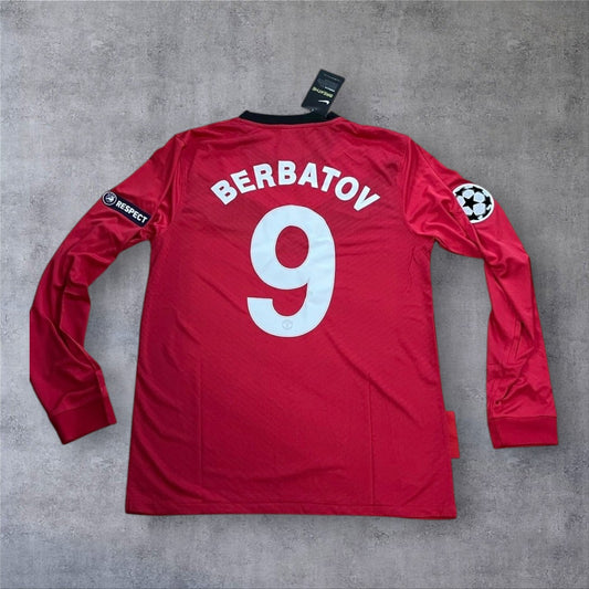 A minha loja camisola de futebol vermelha de manga comprida do Manchester United 2009/10 com o nome Berbatov e o número 9.