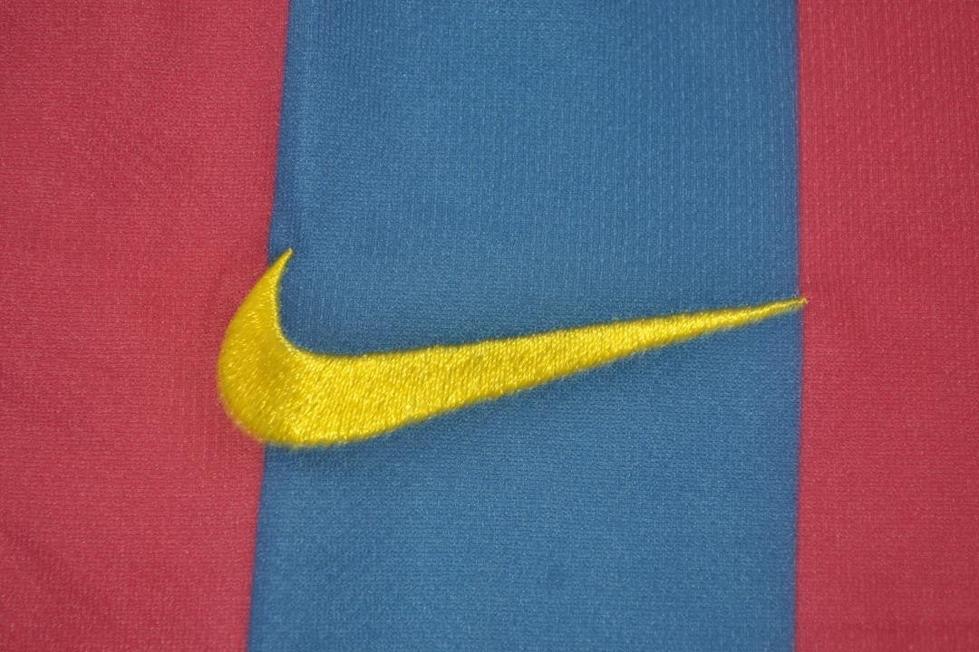 A minha loja camisola azul com swoosh Nike amarelo bordado. Inspirada na camisola do Barcelona 2006.