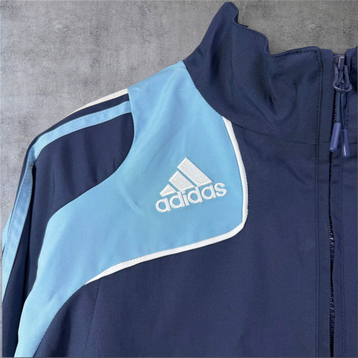 Casaco vintage da Argentina 2010/11 da A minha loja, azul-marinho e azul-claro com fecho e logótipo adidas bordado.