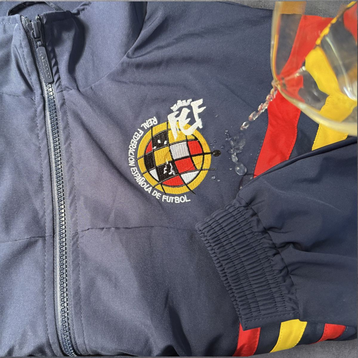 Casaco vintage da Espanha 1996 da A minha loja, azul marinho com fecho completo, logótipo da RFEF e detalhes em vermelho